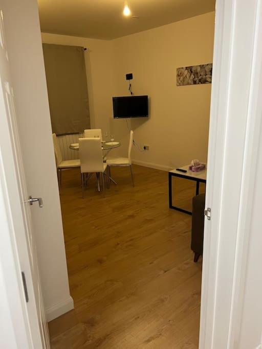 004- Brand New 1 Bedroom Apartment F1 อีลลิง ภายนอก รูปภาพ